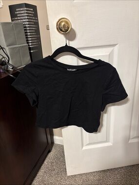 SHEIN Black Cropped Crewneck Tee